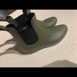 Green Chelsea rain boot